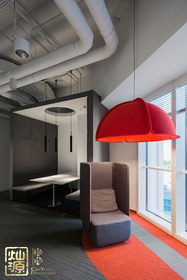 辦公室運(yùn)勢(shì)中寫字臺(tái)擺放