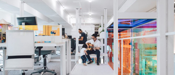 現(xiàn)代簡約辦公室裝修設(shè)計(jì)典范  集現(xiàn)代、簡約和科技感為一體