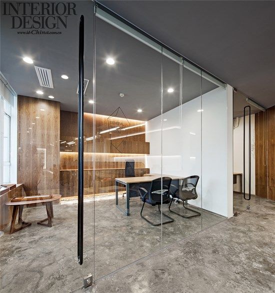 這樣小型辦公室設計，空間就像被放大鏡放大了一樣